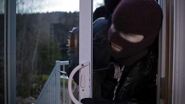 Evlərdən 10 min manatlıq oğurluq etdi