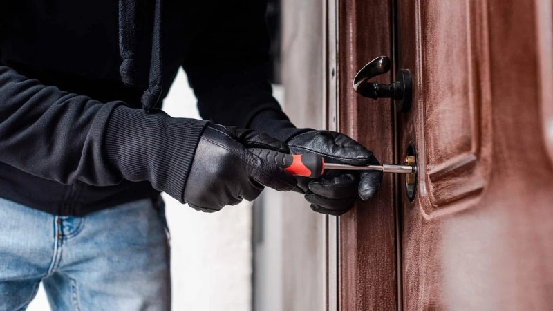 320 min manat oğurladı, saxlanıldı