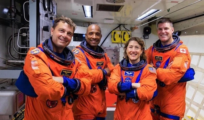 Aya uçanlar market menecerindən də az maaş alır