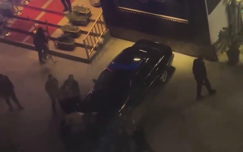 Şəhərin mərkəzində restoranın qarşısında kütləvi dava - VİDEO