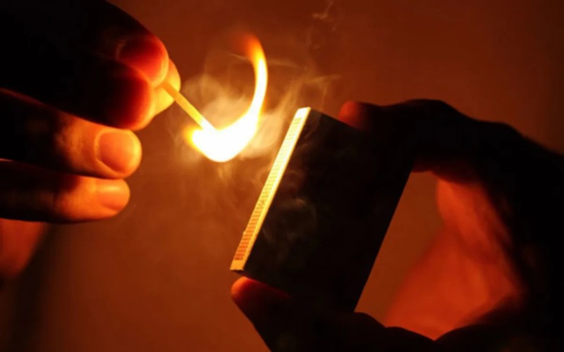 Bacısının keçmiş ərinin üzərinə benzin töküb yandırdı - Məhkəmə