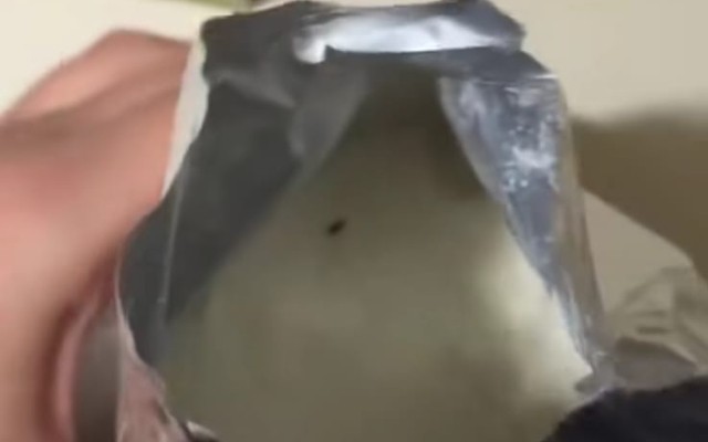 Uşaq qidasından həşərat çıxdı? - VİDEO - YENİLƏNİB