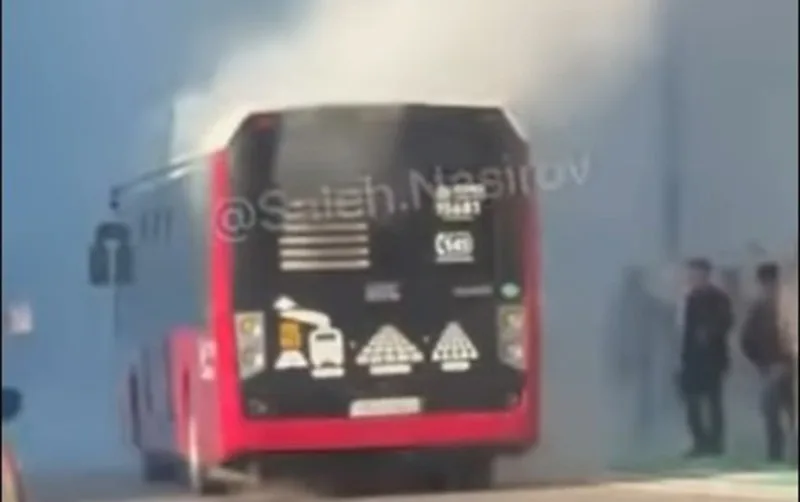 “BakuBus”ın avtobusu tüstülədi - VİDEO