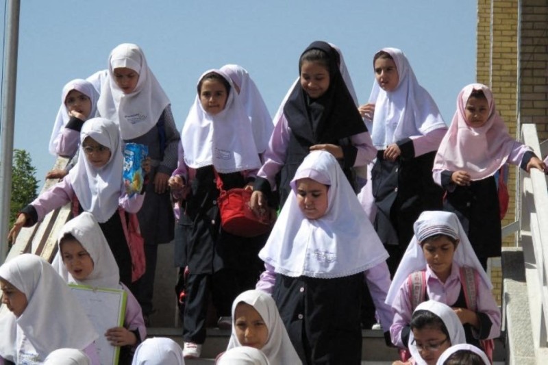 İran məktəbləri distant təhsilə keçir