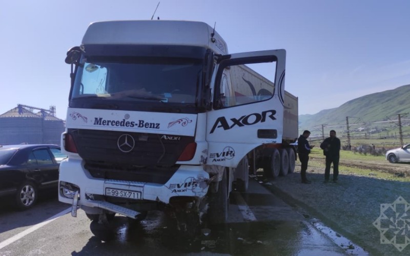 Yük və minik avtomobilləri toqquşdu: xəsarət alan var - FOTOLAR