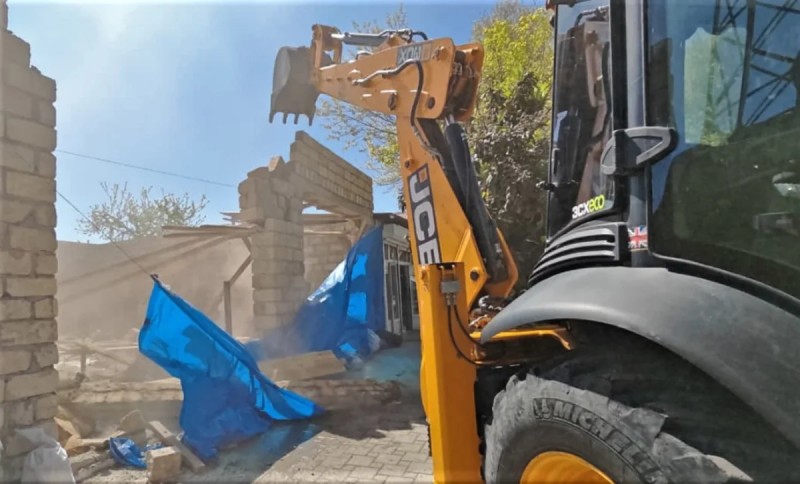 Gəncədə qanunsuz tikili söküldü - VİDEO