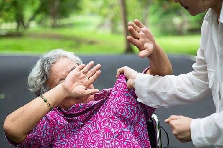 Qusarda oğul arağa görə anasını döyüb