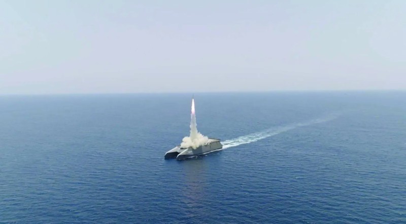 Hörmüzdə iki ticarət gəmisi atəşə tutuldu - YENİLƏNİB