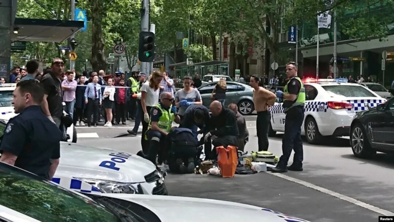 Almaniyada sürücü avtomobili izdihamın üzərinə sürdü: ölən və yaralanan var