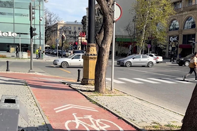 İctimai nəqliyyatdan ŞİKAYƏT: Dayanacaqda dayanmırlar