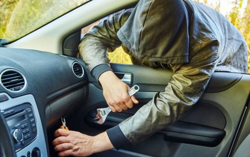 Avtomobildən oğurluq etdi - Saxlanıldı