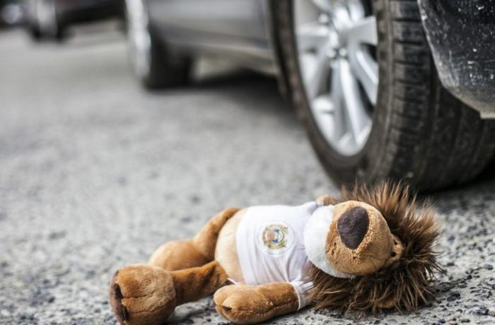 Azyaşlını maşın vurub öldürdü 