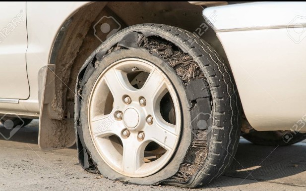 Təkəri partlayan avtomobil qəzaya düşdü - Yaralılar var