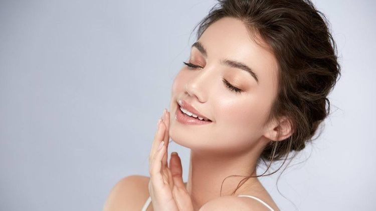 Parlaq dəri üçün bu vərdişlərə əməl edin