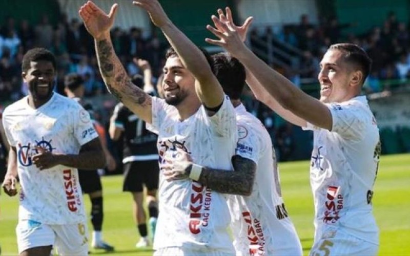 Superliqaya ilk onlar vəsiqə qazandılar