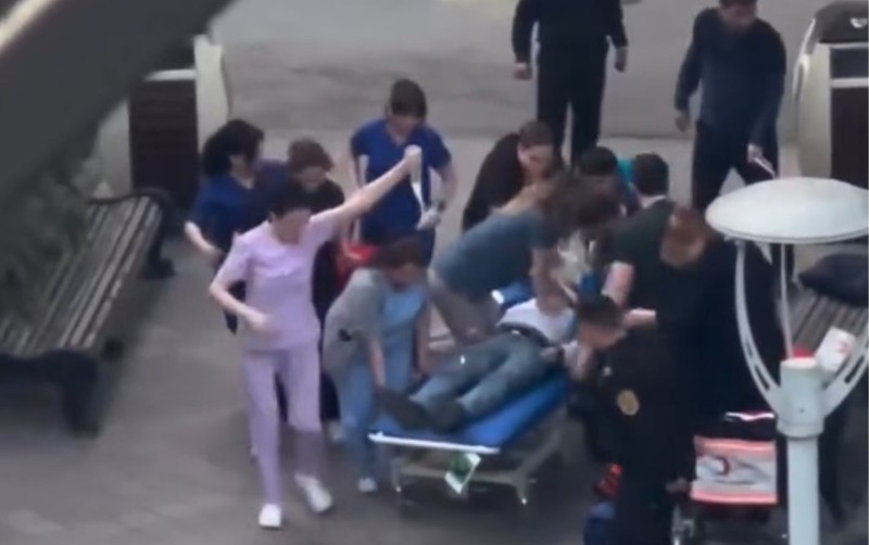 Bakıda kişinin ürəyi dayandı: həkimlər həyata qaytardı - VİDEO