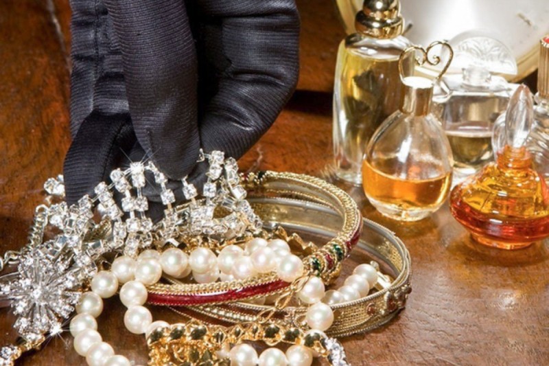 Maştağada evdən 8 min manatlıq qızıl oğurlanıb