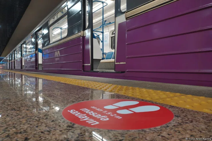 Bakı metrosunda DƏHŞƏT: sərnişin qatar yoluna düşdü - YENİLƏNİB