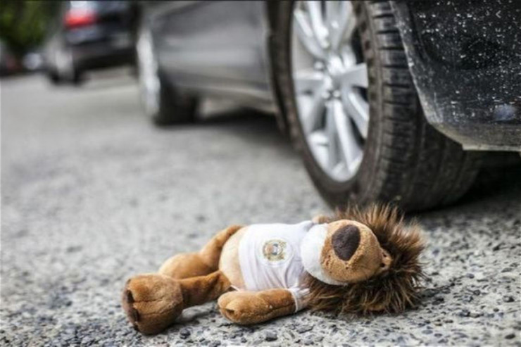 17 yaşlı qızı maşın vurdu