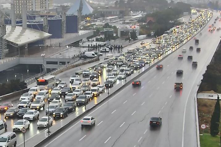 Yağışlı Bakının tıxaclı yolları - SİYAHI