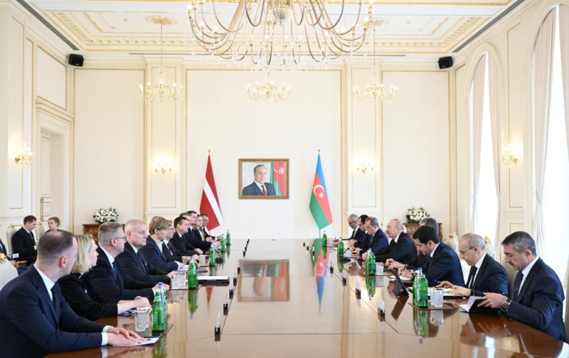 İlham Əliyevin latviyalı həmkarı ilə geniş tərkibdə görüşü olub - FOTOLAR