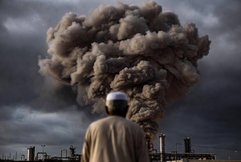 İraqda neft emalı zavodu yanır - VİDEO