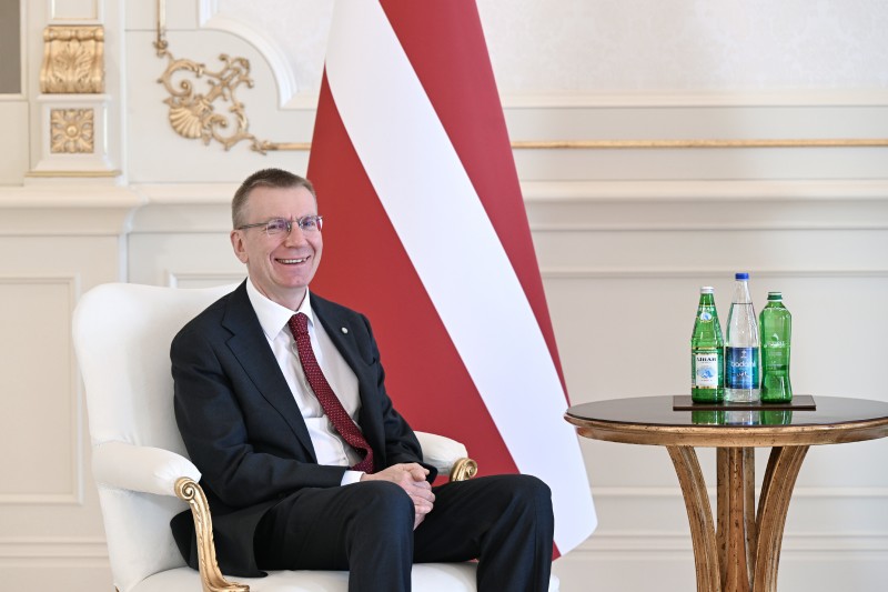 Latviya Prezidenti sülhdən DANIŞDI