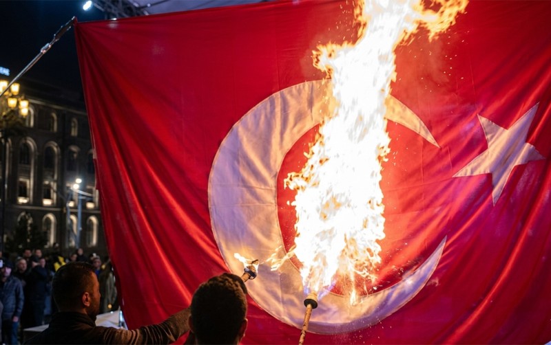 İrəvanda təxribat: Türkiyə bayrağı yandırıldı - VİDEO