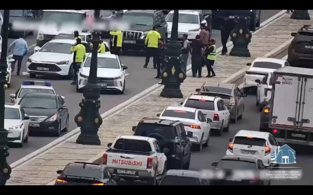 Qəzada xəsarət alan piyadanı yol polisi xəstəxanaya çatdırdı - VİDEO