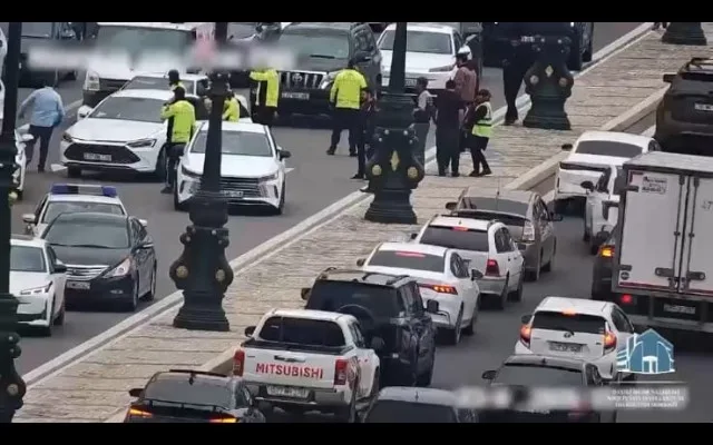 Qəzada xəsarət alan piyadanı yol polisi xəstəxanaya çatdırdı - VİDEO