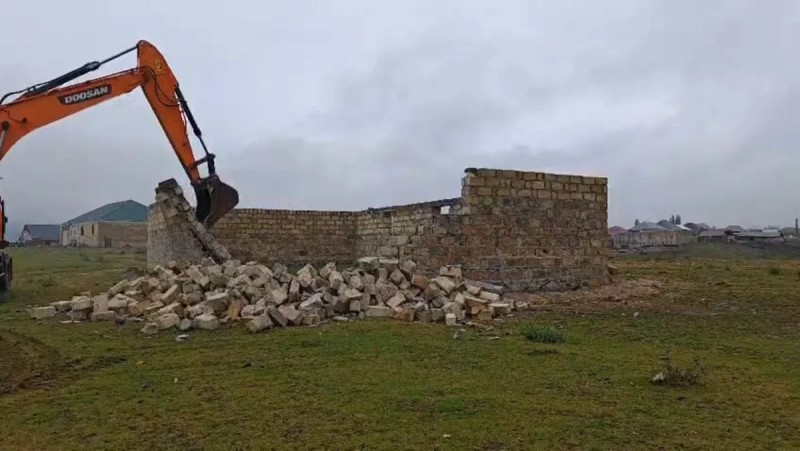 İki rayonda qanunsuz tikililər söküldü - VİDEO