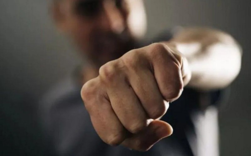 Qayınatasının çənəsini sındırdı - Məhkəməlik oldu