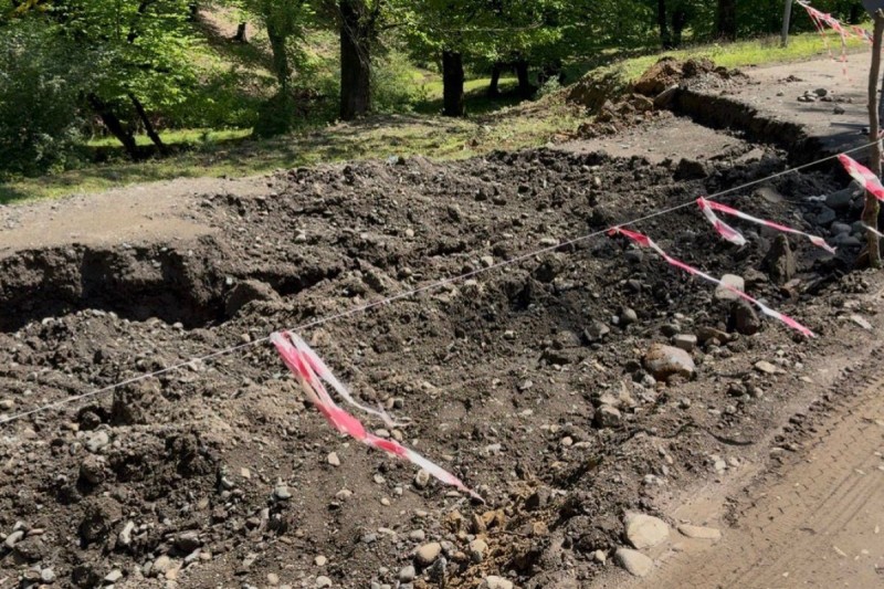 6 kəndi birləşdirən yolda torpaq sürüşməsi genişləndi - FOTO