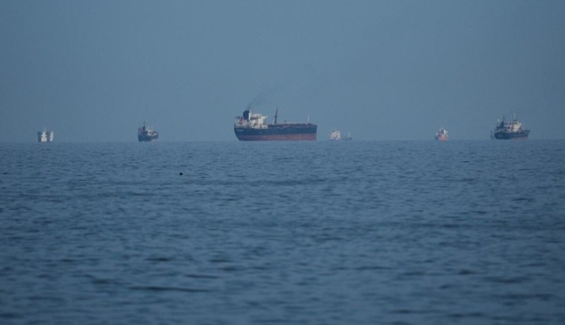 14 Hindistan gəmisi mühasirədə qalıb