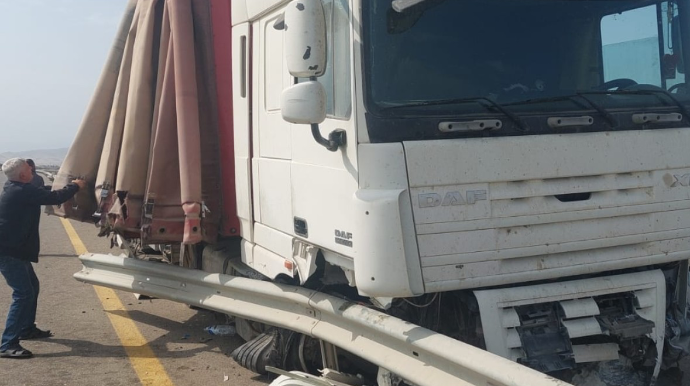 Yük maşını beton arakəsmələrə çırpıldı: xəsarət alanlar var