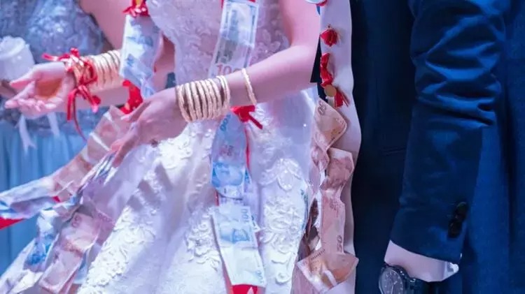 Həyat yoldaşının qızıllarını satdı, o pulla sevgilisi ilə toy etdi