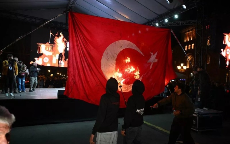 İrəvandakı bayraq insidenti: radikallaşmanın növbəti göstəricisi