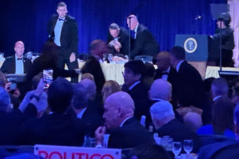 Trampın Ağ Ev Müxbirləri Assosiasiyasının qəbulunda atəş açıldı -VİDEO