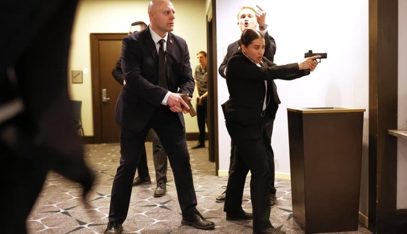 Tramp atəş açılan salondan təxliyə edilərkən yıxılıb - VİDEO