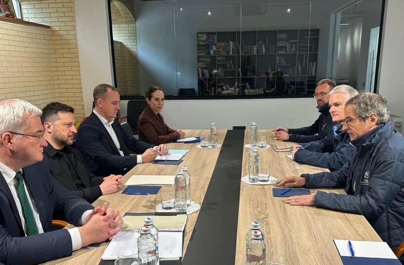 Qrossi və Zelenski arasında görüş oldu