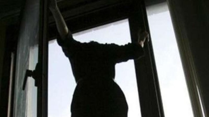 19-cu mərtəbədən yıxılan qız öldü