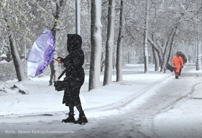 Moskvaya güclü qar yağdı: həyatı iflic etdi