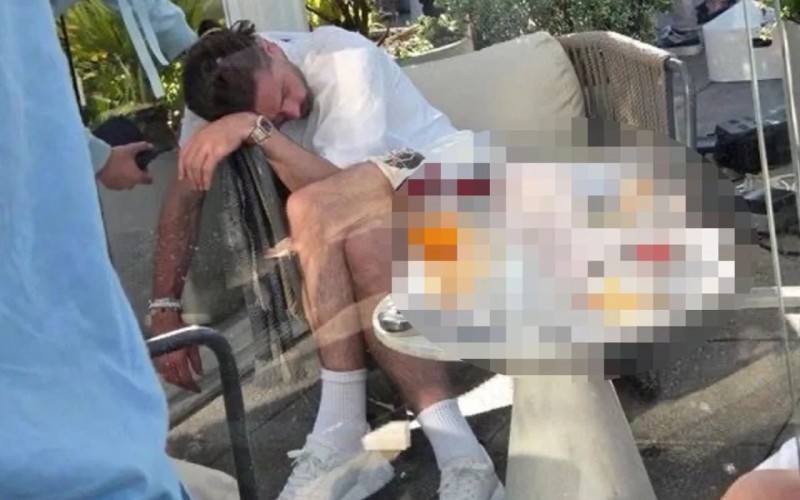 Sitinin ulduzu sərxoş halda restoranda yatdı - FOTO