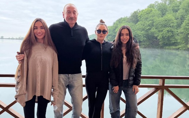 Leyla Əliyeva Qəbələdən ailəsi ilə fotosunu paylaşdı