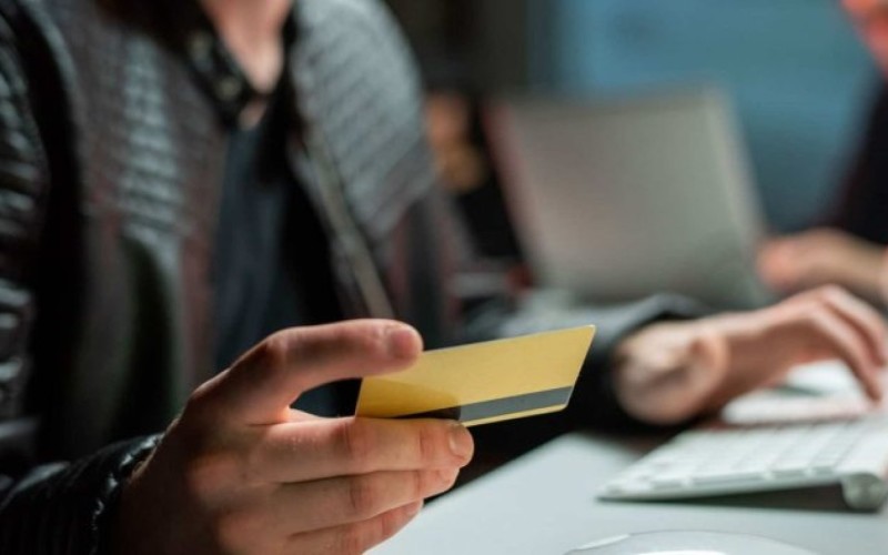 Kartından pul çıxarıldı, adına 2 kredit rəsmiləşdirildi - VİDEO