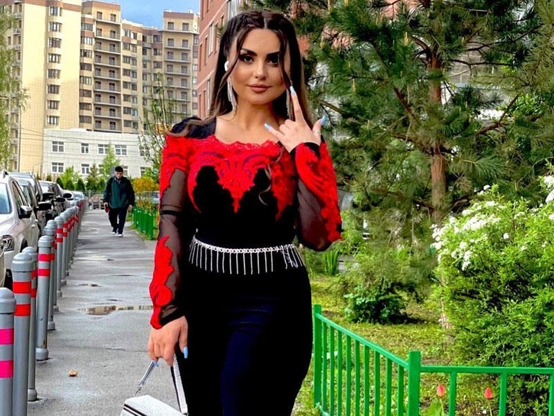 Yarım saat üçün Aysun da, mən də 4000 manat ALIRIQ