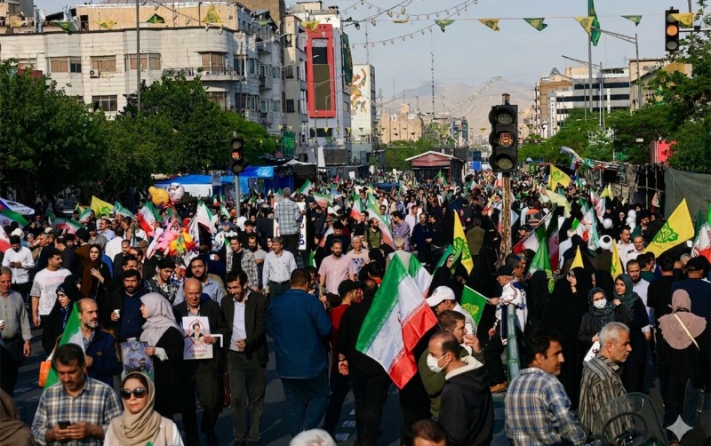 Xameneiyə görə küçələrə axışdılar - VİDEO