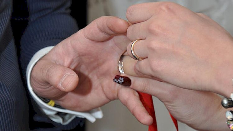 Gələcək qaynanasının qızıllarını oğurladı: nişan mərasimi keçirdi