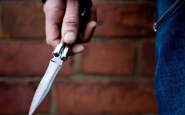 Maşınını qaçıran qohumunu bıçaqladı