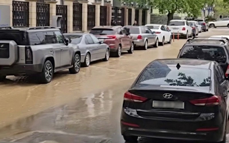 Bakıda boru partladı, küçəni su basdı - VİDEO